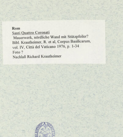 Rückseite von unbekannt [https://www.deutsche-digitale-bibliothek.de/content/lizenzen/rv-fz/] Santi Quattro Coronati - Mauerwerk, nördliche Wand mit Stützpfeiler?, bh469027_recto. Foto.