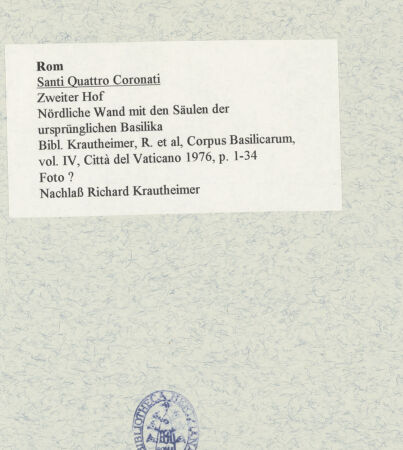 Rückseite von unbekannt [https://www.deutsche-digitale-bibliothek.de/content/lizenzen/rv-fz/] Santi Quattro CoronatiÄußeresZweiter Hof - Nördliche Wand mit den Säulen der konstantinischen Basilika, bh469030_recto. Foto.