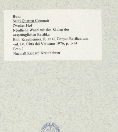 Rückseite von unbekannt [https://www.deutsche-digitale-bibliothek.de/content/lizenzen/rv-fz/] Santi Quattro CoronatiÄußeresZweiter Hof - Nördliche Wand mit den Säulen der konstantinischen Basilika, bh469031_recto. Foto.