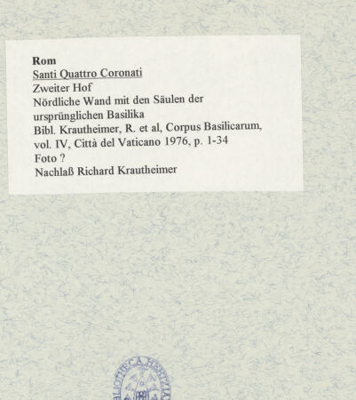Rückseite von unbekannt [https://www.deutsche-digitale-bibliothek.de/content/lizenzen/rv-fz/] Santi Quattro CoronatiÄußeresZweiter Hof - Nördliche Wand mit den Säulen der konstantinischen Basilika, bh469032_recto. Foto.