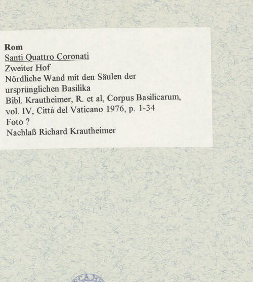Rückseite von unbekannt [https://www.deutsche-digitale-bibliothek.de/content/lizenzen/rv-fz/] Santi Quattro CoronatiÄußeresZweiter Hof - Nördliche Wand mit den Säulen der konstantinischen Basilika, bh469032_recto. Foto.