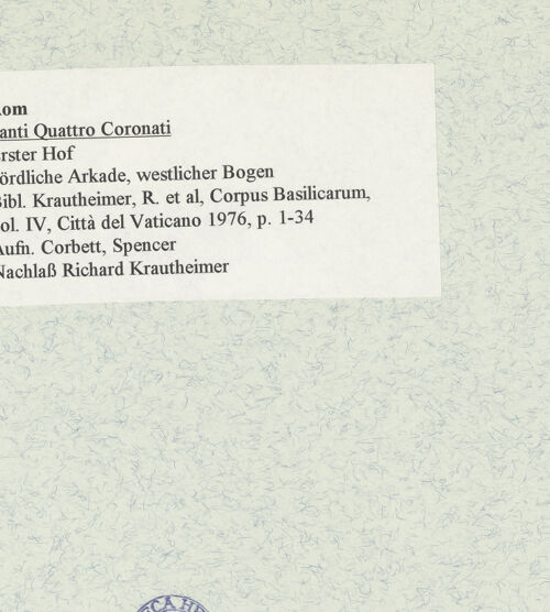 Rückseite von unbekannt [https://www.deutsche-digitale-bibliothek.de/content/lizenzen/rv-fz/] Santi Quattro CoronatiÄußeresErster Hof - nördliche Arkade, westlicher Bogen, bh469033_recto. Foto: Corbett, Spencer.