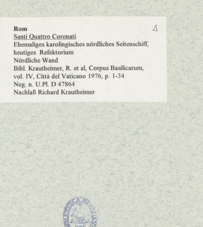 Rückseite von Bibliotheca Hertziana [https://www.deutsche-digitale-bibliothek.de/content/lizenzen/rv-fz/] Santi Quattro CoronatiInneres - Nördliche Wand, bh469501_recto. Foto.