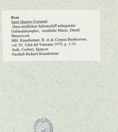 Rückseite von unbekannt [https://www.deutsche-digitale-bibliothek.de/content/lizenzen/rv-ez/] Santi Quattro Coronati - Dem nördlichen Seitenschiff anliegender Gebäudekomplex, westliche Mauer, Detail: Mauerwerk, bh469606_recto. Foto: Corbett, Spencer.