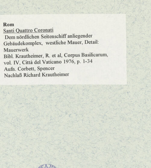 Rückseite von unbekannt [https://www.deutsche-digitale-bibliothek.de/content/lizenzen/rv-ez/] Santi Quattro Coronati - Dem nördlichen Seitenschiff anliegender Gebäudekomplex, westliche Mauer, Detail: Mauerwerk, bh469606_recto. Foto: Corbett, Spencer.