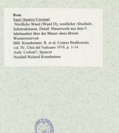 Rückseite von unbekannt [https://www.deutsche-digitale-bibliothek.de/content/lizenzen/rv-ez/] Santi Quattro Coronati - Nördliche Wand (Wand D), westlicher Abschnitt, Substruktionen, Detail: Mauerwerk aus dem 9. Jahrhundert über der Mauer eines älteren Wasserreservoirs, bh469607_recto. Foto: Corbett?, Spencer.