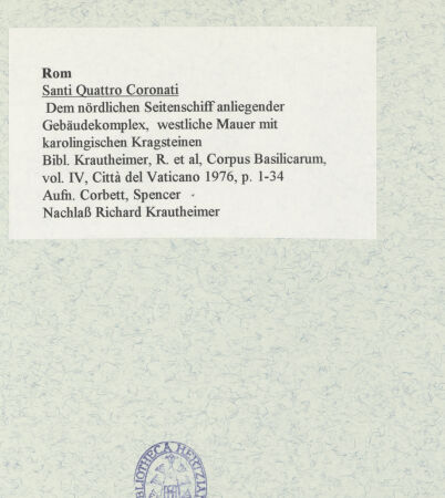 Rückseite von unbekannt [https://www.deutsche-digitale-bibliothek.de/content/lizenzen/rv-ez/] Santi Quattro Coronati - Dem nördlichen Seitenschiff anliegender Gebäudekomplex, westliche Mauer mit karolingischen Kragsteinen, bh469614_recto. Foto: Corbett, Spencer.