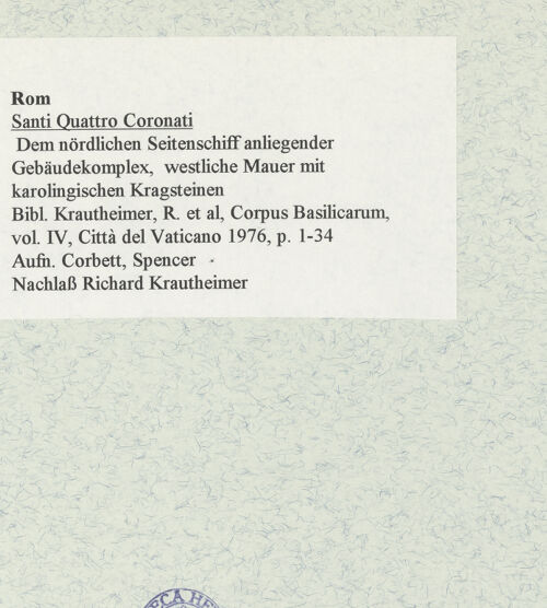 Rückseite von unbekannt [https://www.deutsche-digitale-bibliothek.de/content/lizenzen/rv-ez/] Santi Quattro Coronati - Dem nördlichen Seitenschiff anliegender Gebäudekomplex, westliche Mauer mit karolingischen Kragsteinen, bh469614_recto. Foto: Corbett, Spencer.