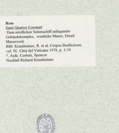 Rückseite von unbekannt [https://www.deutsche-digitale-bibliothek.de/content/lizenzen/rv-ez/] Santi Quattro Coronati - Dem nördlichen Seitenschiff anliegender Gebäudekomplex, westliche Mauer, Detail: Mauerwerk, bh469615_recto. Foto: Corbett, Spencer.