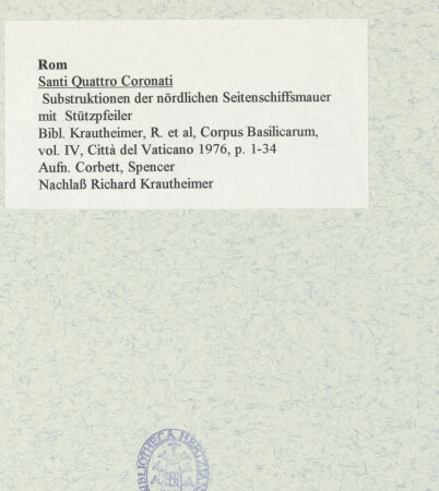 Rückseite von unbekannt [https://www.deutsche-digitale-bibliothek.de/content/lizenzen/rv-ez/] Santi Quattro Coronati - Substruktionen der nördlichen Seitenschiffsmauer mit Stützpfeiler, bh469616_recto. Foto: Corbett?, Spencer.