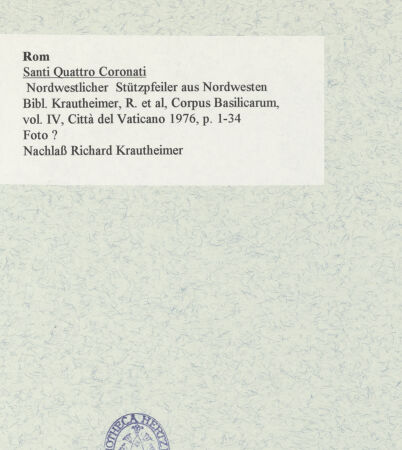 Rückseite von unbekannt [https://www.deutsche-digitale-bibliothek.de/content/lizenzen/rv-ez/] Santi Quattro Coronati - Nordwestlicher Stützpfeiler aus Nordwesten, bh469620_recto. Foto.