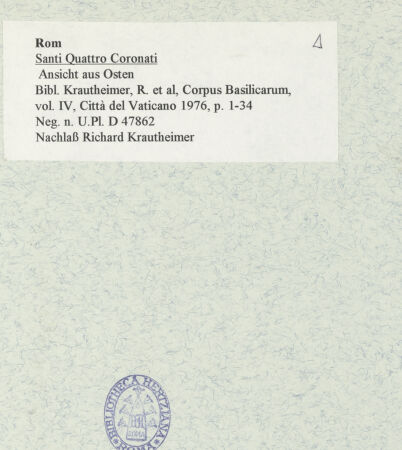 Rückseite von Bibliotheca Hertziana [https://www.deutsche-digitale-bibliothek.de/content/lizenzen/rv-fz/] Santi Quattro Coronati - Ansicht aus Osten, bh469624_recto. Foto.