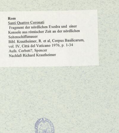 Rückseite von unbekannt [https://www.deutsche-digitale-bibliothek.de/content/lizenzen/rv-ez/] Santi Quattro Coronati - Fragment der nördlichen Exedra und einer Konsole aus römischer Zeit an der nördlichen Seitenschiffsmauer, bh469625_recto. Foto: Corbett?, Spencer.