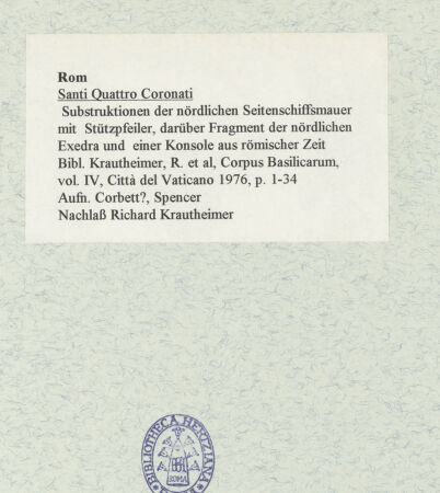 Rückseite von unbekannt [https://www.deutsche-digitale-bibliothek.de/content/lizenzen/rv-ez/] Santi Quattro Coronati - Substruktionen der nördlichen Seitenschiffsmauer mit Stützpfeiler, darüber Fragment der nördlichen Exedra und einer Konsole aus römischer Zeit, bh469626_recto. Foto: Corbett?, Spencer.