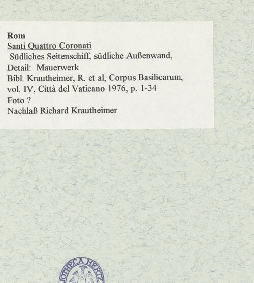 Rückseite von unbekannt [https://www.deutsche-digitale-bibliothek.de/content/lizenzen/rv-ez/] Santi Quattro Coronati - Südliches Seitenschiff, südliche Außenwand, Detail: Mauerwerk, bh469628_recto. Foto.