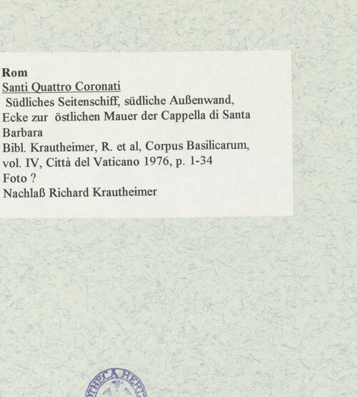 Rückseite von unbekannt [https://www.deutsche-digitale-bibliothek.de/content/lizenzen/rv-ez/] Santi Quattro Coronati - Südliches Seitenschiff, südliche Außenwand, Ecke zur östlichen Mauer der Cappella di Santa Barbara, bh469629_recto. Foto.