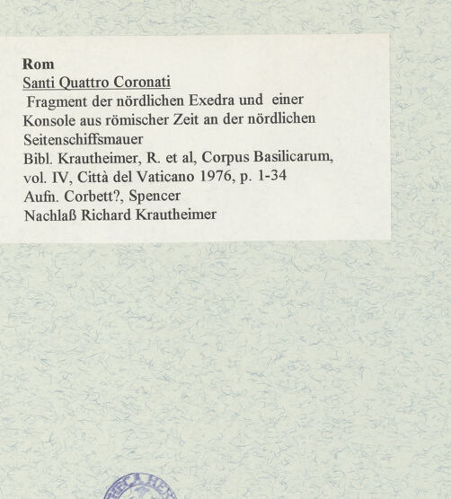 Rückseite von unbekannt [https://www.deutsche-digitale-bibliothek.de/content/lizenzen/rv-ez/] Santi Quattro Coronati - Fragment der nördlichen Exedra und einer Konsole aus römischer Zeit an der nördlichen Seitenschiffsmauer, bh469631_recto. Foto: Corbett?, Spencer.