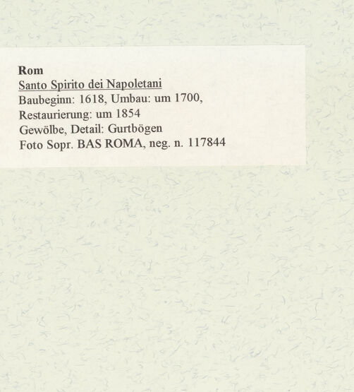 Rückseite von Sopr. BAS ROMA [https://www.deutsche-digitale-bibliothek.de/content/lizenzen/rv-ez/] Santo Spirito dei Napoletani - Gewölbe, Detail: Gurtbögen, bh469896_recto. Foto.