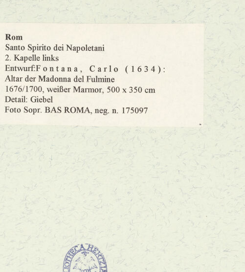 Rückseite von Sopr. BAS ROMA [https://www.deutsche-digitale-bibliothek.de/content/lizenzen/rv-ez/] Altar der Madonna del Fulmine - Detail: Giebel, bh469906_recto. Foto.