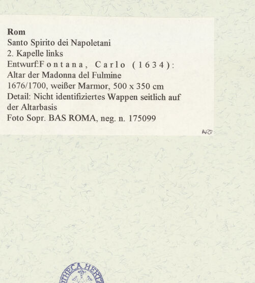 Rückseite von Sopr. BAS ROMA [https://www.deutsche-digitale-bibliothek.de/content/lizenzen/rv-ez/] Altar der Madonna del Fulmine - Detail: Nicht identifiziertes Wappen seitlich auf der Altarbasis, bh469907_recto. Foto.