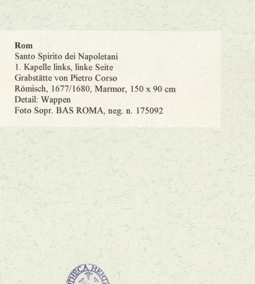 Rückseite von Sopr. BAS ROMA [https://www.deutsche-digitale-bibliothek.de/content/lizenzen/rv-ez/] Grabstätte von Pietro Corso - Detail: Wappen, bh469908_recto. Foto.