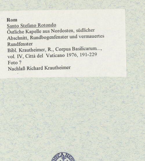Rückseite von unbekannt [https://www.deutsche-digitale-bibliothek.de/content/lizenzen/rv-fz/] Santo Stefano Rotondo - Östliche Kapelle aus Nordosten, südlicher Abschnitt, Rundbogenfenster und vermauertes Rundfenster, bh470025_recto. Foto.