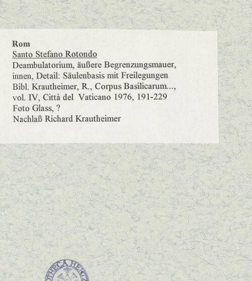 Rückseite von Glass, ? [https://www.deutsche-digitale-bibliothek.de/content/lizenzen/rv-ez/] Santo Stefano Rotondo - Deambulatorium, äußere Begrenzungsmauer, innen, Detail: Säulenbasis mit Freilegungen, bh470036_recto. Foto.