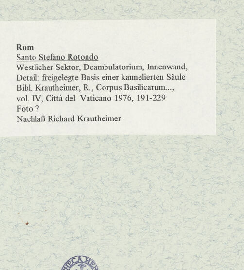 Rückseite von unbekannt [https://www.deutsche-digitale-bibliothek.de/content/lizenzen/rv-fz/] Santo Stefano Rotondo - Deambulatorium, westlicher Sektor, äußere Begrenzungsmauer, innen, Detail: freigelegte Basis einer kannelierten Säule, bh470041_recto. Foto.