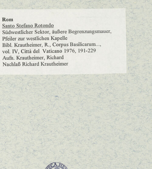Rückseite von unbekannt [https://www.deutsche-digitale-bibliothek.de/content/lizenzen/rv-fz/] Santo Stefano Rotondo - Südwestlicher Sektor, äußere Begrenzungsmauer, Pfeiler zur westlichen Kapelle, bh470247_recto. Foto: Krautheimer, Richard.