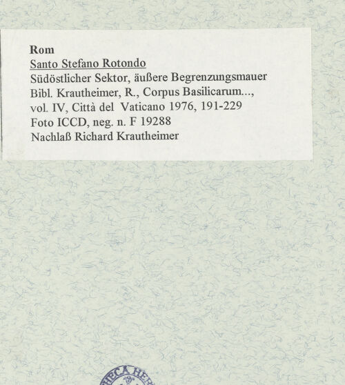 Rückseite von ICCD [https://www.deutsche-digitale-bibliothek.de/content/lizenzen/rv-ez/] Santo Stefano Rotondo - Südöstlicher Sektor, äußere Begrenzungsmauer, bh470251_recto. Foto.