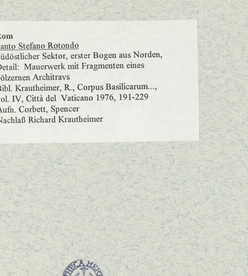 Rückseite von Corbett, Spencer [https://www.deutsche-digitale-bibliothek.de/content/lizenzen/rv-ez/] Santo Stefano Rotondo - Südöstlicher Sektor, erster Bogen aus Norden, Detail: Mauerwerk mit Fragmenten des hölzernen Architravs, bh470253_recto. Foto: Corbett, Spencer.