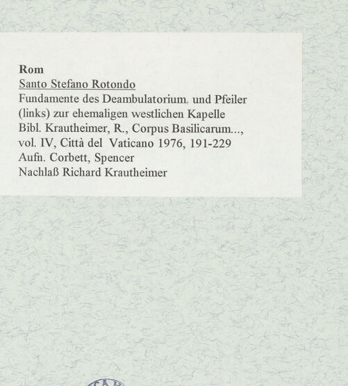 Rückseite von Corbett, Spencer [https://www.deutsche-digitale-bibliothek.de/content/lizenzen/rv-ez/] Santo Stefano Rotondo - Fundamente des Deambulatoriums und T-förmiger Stützpfeiler (links) zur ehemaligen westlichen Kapelle, bh470260_recto. Foto: Corbett, Spencer.