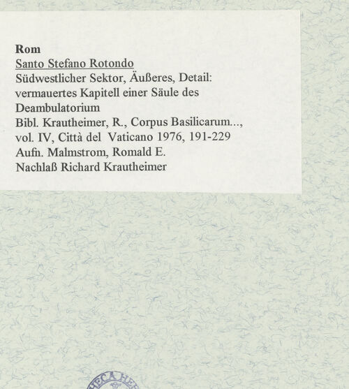 Rückseite von Malmstrom, Ronald E. [https://www.deutsche-digitale-bibliothek.de/content/lizenzen/rv-ez/] Santo Stefano Rotondo - Südwestlicher Sektor, Äußeres, Detail: vermauertes Kapitel eines Säule des Deambulatorium, bh470264_recto. Foto: Malmstrom, Ronald E..