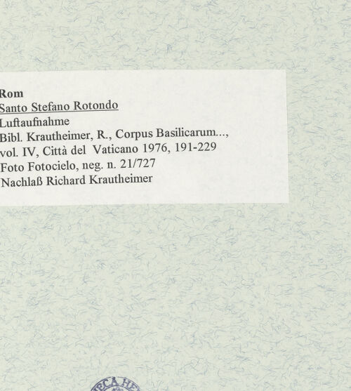 Rückseite von Fotocielo [https://www.deutsche-digitale-bibliothek.de/content/lizenzen/rv-ez/] Santo Stefano Rotondo - Luftaufnahme, bh470265_recto. Foto.