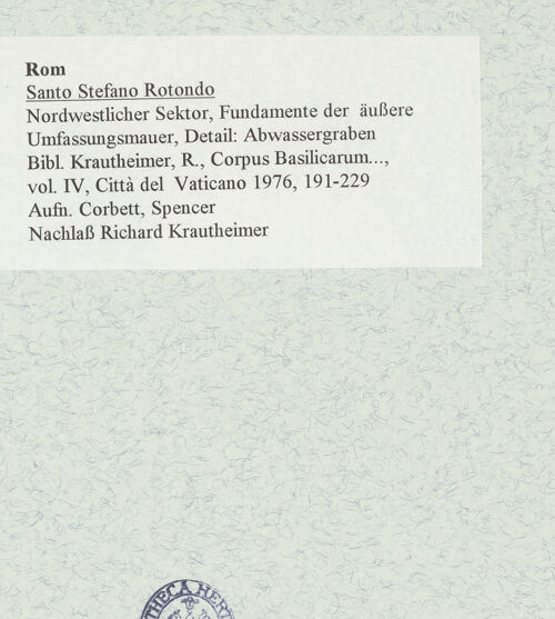 Rückseite von Corbett, Spencer [https://www.deutsche-digitale-bibliothek.de/content/lizenzen/rv-ez/] Santo Stefano Rotondo - Nordwestlicher Sektor, Fundamente der äußeren Umfassungsmauer, Detail: Abwassergraben, bh470266_recto. Foto: Corbett, Spencer.