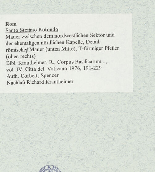 Rückseite von Corbett, Spencer [https://www.deutsche-digitale-bibliothek.de/content/lizenzen/rv-ez/] Santo Stefano Rotondo - Mauer zwischen dem nordwestlichen Sektor und der ehemaligen nördlichen Kapelle, über römischer Mauer (unten Mitte), T-förmiger Stützpfeiler (oben rechts), bh470267_recto. Foto: Corbett, Spencer.
