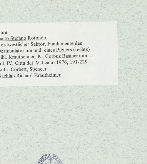 Rückseite von Corbett, Spencer [https://www.deutsche-digitale-bibliothek.de/content/lizenzen/rv-ez/] Santo Stefano Rotondo - Nordwestlicher Sektor, Fundamente des Deambulatorium und eines T-förmigen Pfeilers (rechts), bh470270_recto. Foto: Corbett, Spencer.