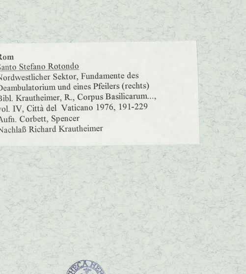 Rückseite von Corbett, Spencer [https://www.deutsche-digitale-bibliothek.de/content/lizenzen/rv-ez/] Santo Stefano Rotondo - Nordwestlicher Sektor, Fundamente des Deambulatorium und eines T-förmigen Pfeilers (rechts), bh470271_recto. Foto: Corbett, Spencer.
