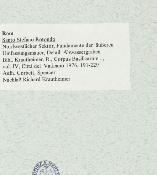 Rückseite von Corbett, Spencer [https://www.deutsche-digitale-bibliothek.de/content/lizenzen/rv-ez/] Santo Stefano Rotondo - Nordwestlicher Sektor, Fundamente der äußere Umfassungsmauer, Detail: Abwassergraben, bh470277_recto. Foto: Corbett, Spencer.