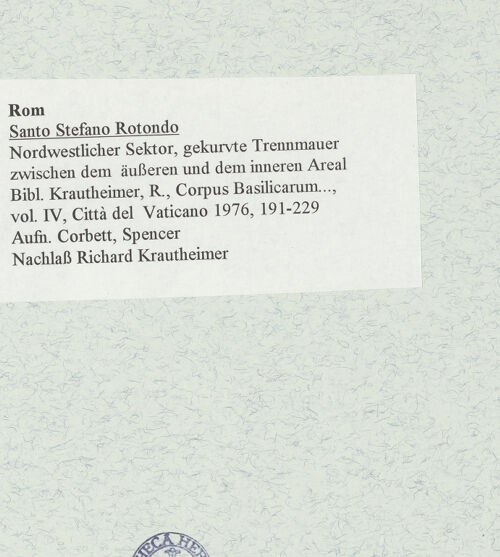 Rückseite von Corbett, Spencer [https://www.deutsche-digitale-bibliothek.de/content/lizenzen/rv-ez/] Santo Stefano Rotondo - Nordwestlicher Sektor, gekurvte Trennmauer zwischen dem äußeren und dem inneren Areal, bh470278_recto. Foto: Corbett, Spencer.