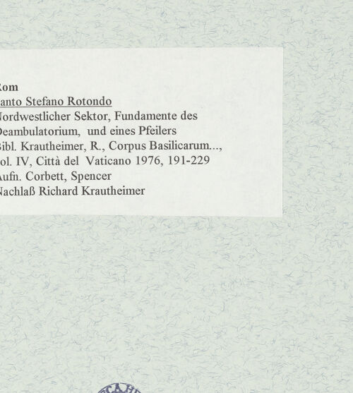 Rückseite von Corbett, Spencer [https://www.deutsche-digitale-bibliothek.de/content/lizenzen/rv-ez/] Santo Stefano Rotondo - Nordwestlicher Sektor, Fundamente des Deambulatoriums, und eines T-förmigen Pfeilers, bh470279_recto. Foto: Corbett, Spencer.