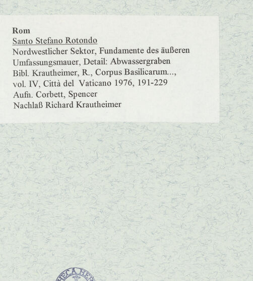Rückseite von Corbett, Spencer [https://www.deutsche-digitale-bibliothek.de/content/lizenzen/rv-ez/] Santo Stefano Rotondo - Nordwestlicher Sektor, Fundamente des äußeren Umfassungsmauer, Detail: Abwassergraben, bh470280_recto. Foto: Corbett, Spencer.