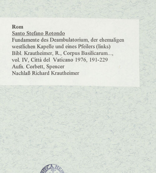 Rückseite von Corbett, Spencer [https://www.deutsche-digitale-bibliothek.de/content/lizenzen/rv-ez/] Santo Stefano Rotondo - Fundamente des Deambulatorium, der ehemaligen westlichen Kapelle und eines T-förmigen Pfeilers (links), bh470288_recto. Foto: Corbett, Spencer.