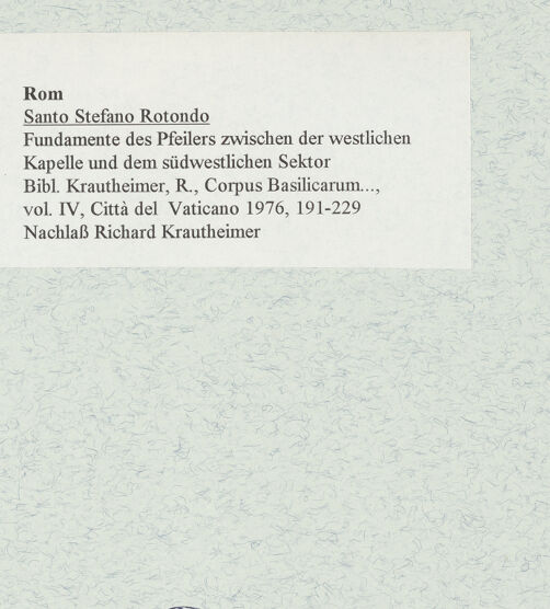 Rückseite von unbekannt [https://www.deutsche-digitale-bibliothek.de/content/lizenzen/rv-fz/] Santo Stefano Rotondo - Fundamente des T-förmigen Stützpfeilers zwischen der ehemaligen westlichen Kapelle und dem südwestlichen Sektor, bh470304_recto. Foto.
