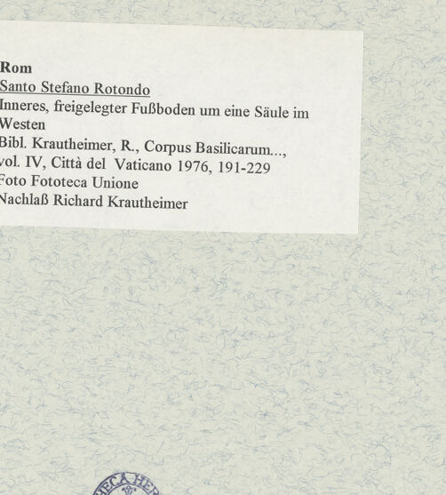 Rückseite von Fototeca dell'Unione Internazionale presso l'American Academy in Rome [https://www.deutsche-digitale-bibliothek.de/content/lizenzen/rv-ez/] Santo Stefano Rotondo - Inneres, freigelegter Fußboden um eine Säule im Westen, bh470332_recto. Foto.