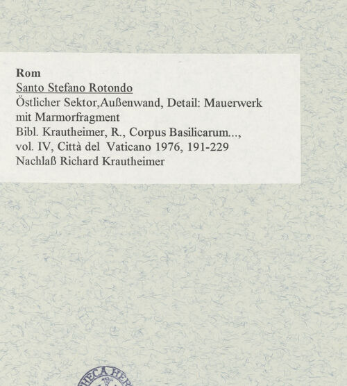 Rückseite von unbekannt [https://www.deutsche-digitale-bibliothek.de/content/lizenzen/rv-fz/] Santo Stefano Rotondo - Östlicher Sektor, Detail: Mauerwerk mit Marmorfragment, bh470596_recto. Foto.