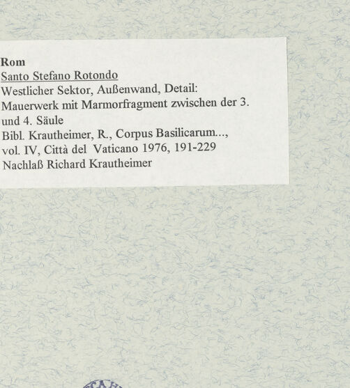 Rückseite von unbekannt [https://www.deutsche-digitale-bibliothek.de/content/lizenzen/rv-fz/] Santo Stefano Rotondo - Westlicher Sektor, Detail: Mauerwerk mit Marmorfragment zwischen der 3. und 4. Säule, bh470603_recto. Foto.