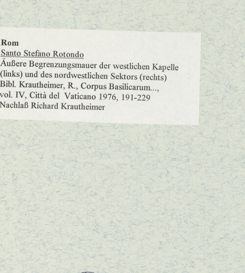 Rückseite von unbekannt [https://www.deutsche-digitale-bibliothek.de/content/lizenzen/rv-fz/] Santo Stefano Rotondo - Äußere Begrenzungsmauer der westlichen Kapelle (links) und des nordwestlichen Sektors (rechts), bh470607_recto. Foto.