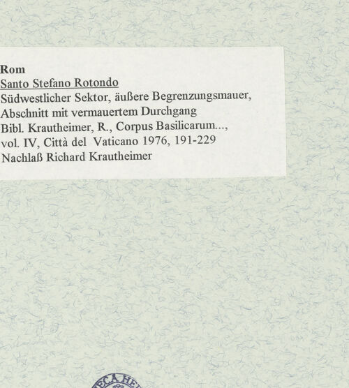 Rückseite von unbekannt [https://www.deutsche-digitale-bibliothek.de/content/lizenzen/rv-fz/] Santo Stefano Rotondo - Südwestlicher Sektor, äußere Begrenzungsmauer, Abschnitt mit vermauertem Durchgang, bh470608_recto. Foto.