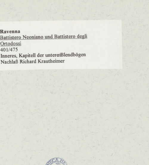 Rückseite von unbekannt [https://www.deutsche-digitale-bibliothek.de/content/lizenzen/rv-fz/] KapitelleKapitell mit Blattwerkdekor - Kapitell der unteren Blendbögen, bh470685_recto. Foto.